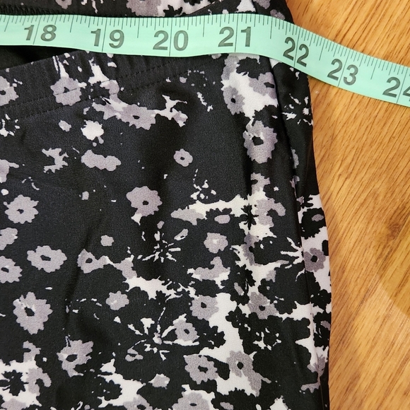 UV Skinz Women's UPF 50+ Long Swim Shorts Size 4XL Blk/Wht Floral. - Picture 8 of 9